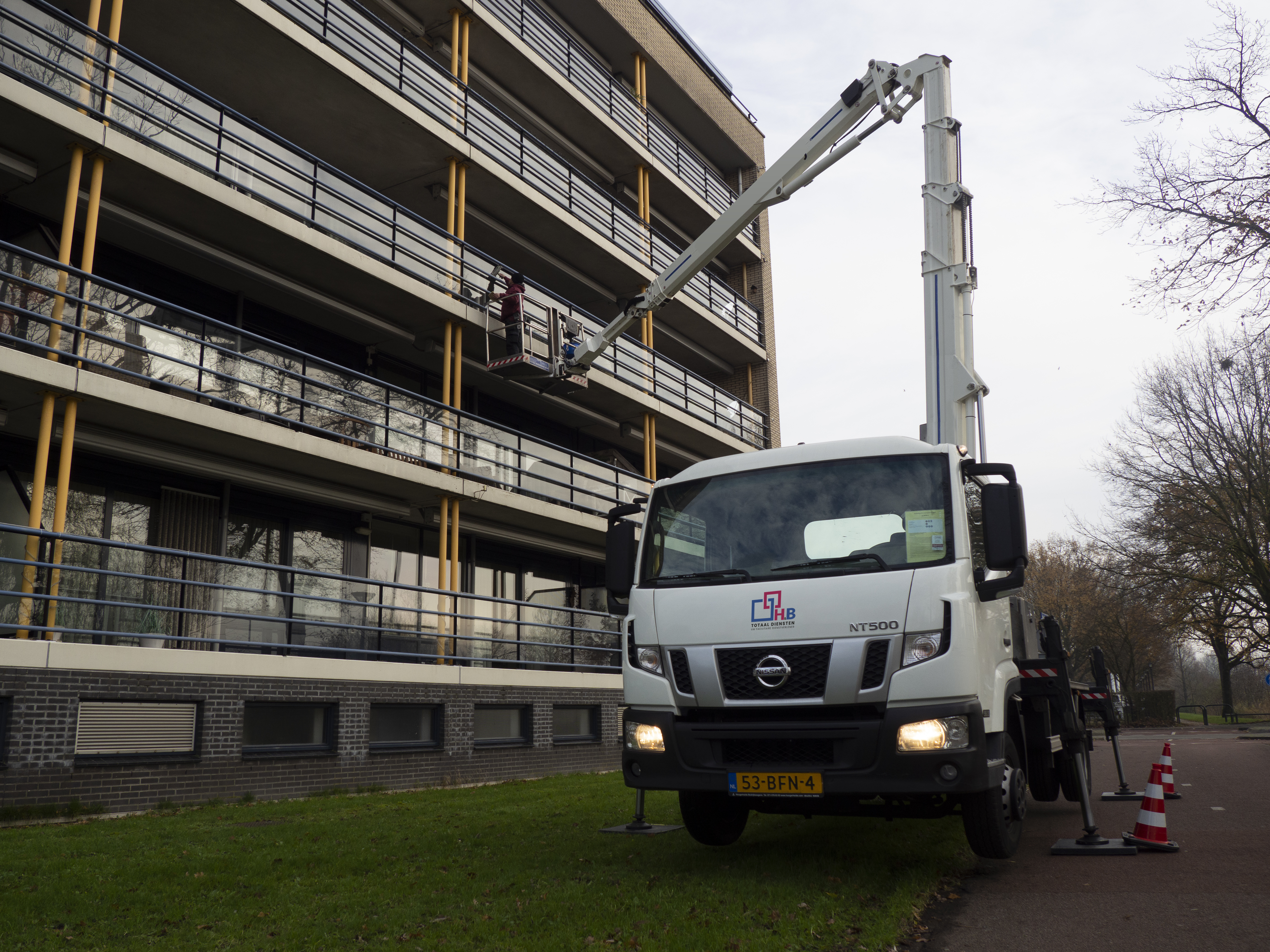 glasbewassing met een hoogwerker door hb totaaldiensten