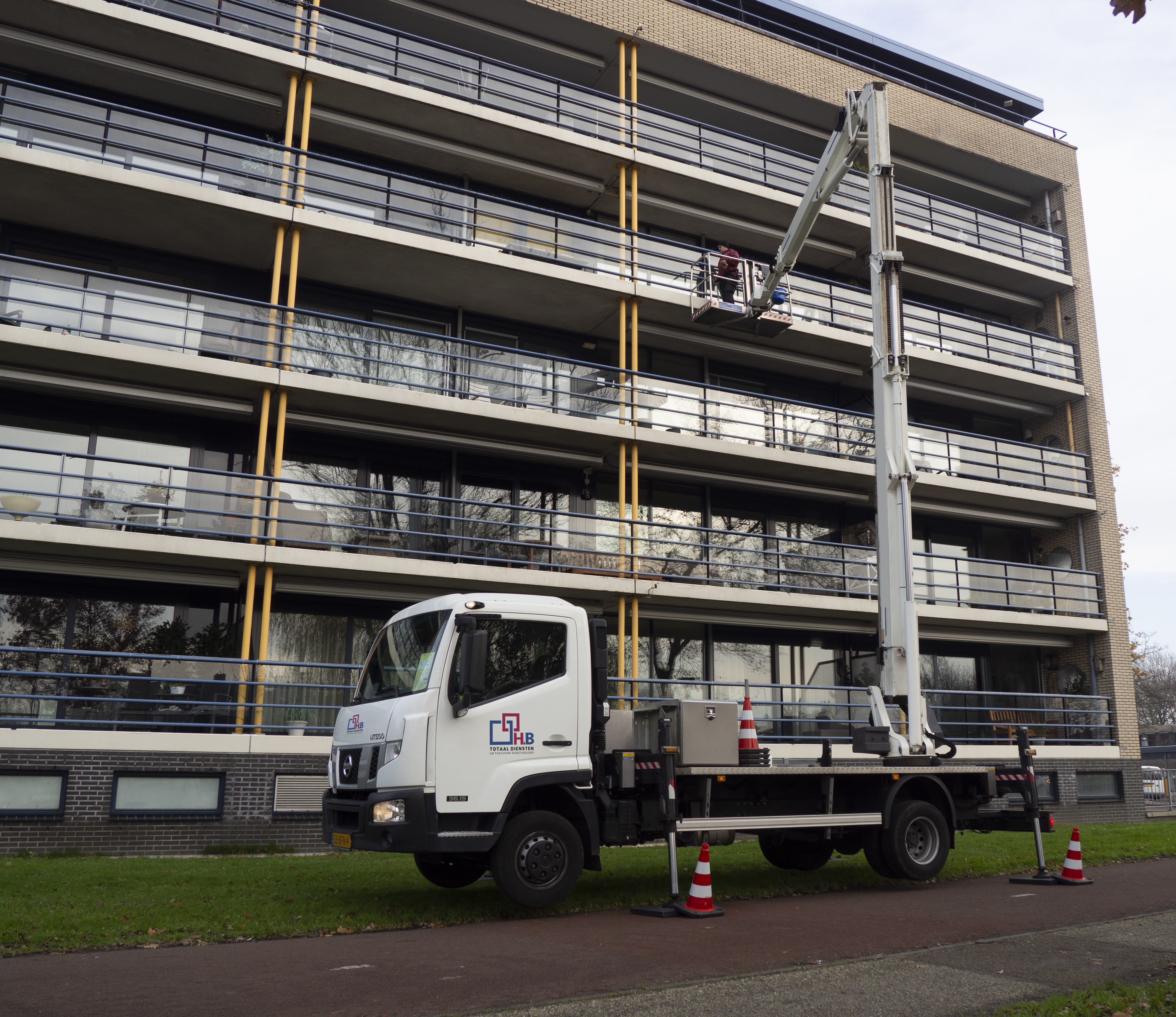 glasbewassing met een hoogwerker door hb totaaldiensten